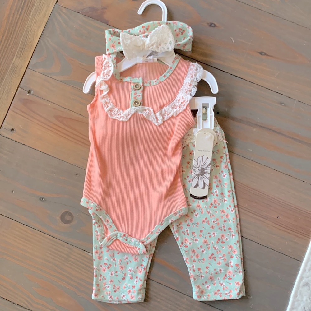 **5 for $30** — Daisy Fuentes 2 Piece w/ accessory